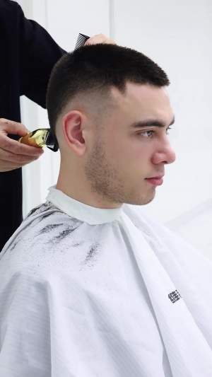 ‍♂️太松弛！澳大利亚球员米勒踢国足，在杭州还顺便理个发