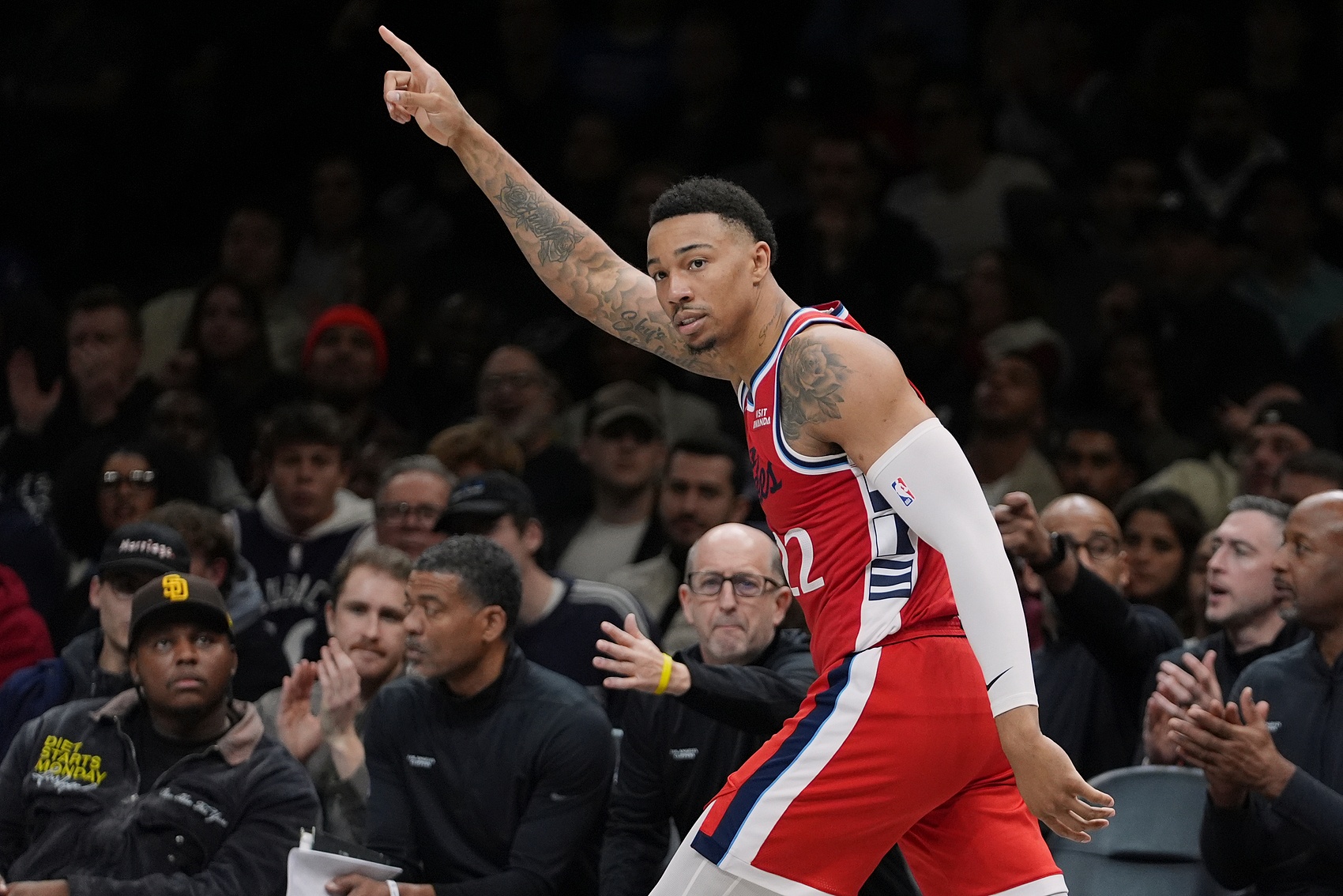 MK体育下载-“科比”+“乔丹”成卡登好帮手 泪目！夕阳红天团终于有新鲜血液