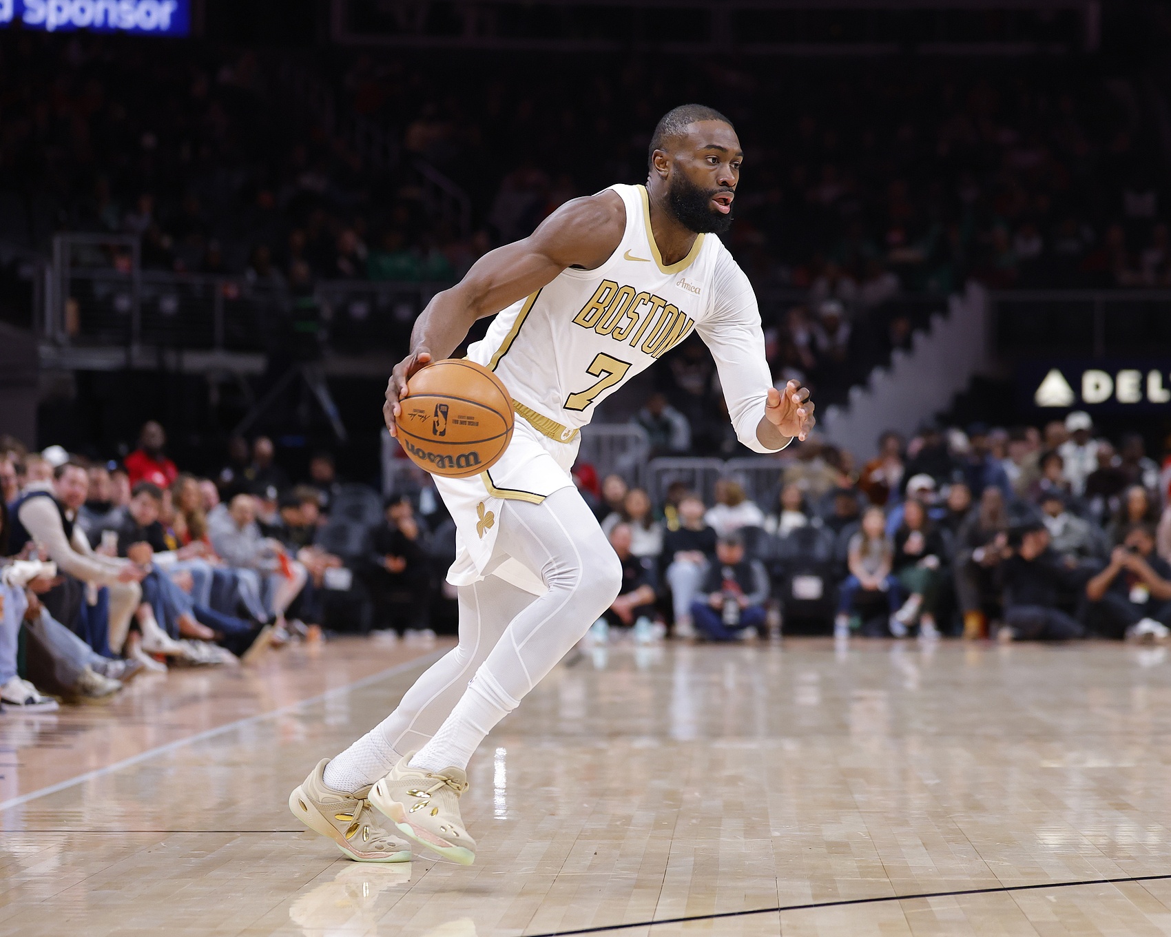 MK体育下载-稍微出出汗！杰伦·布朗17中8拿到20分 另有8板5助4断&amp;三分3中1